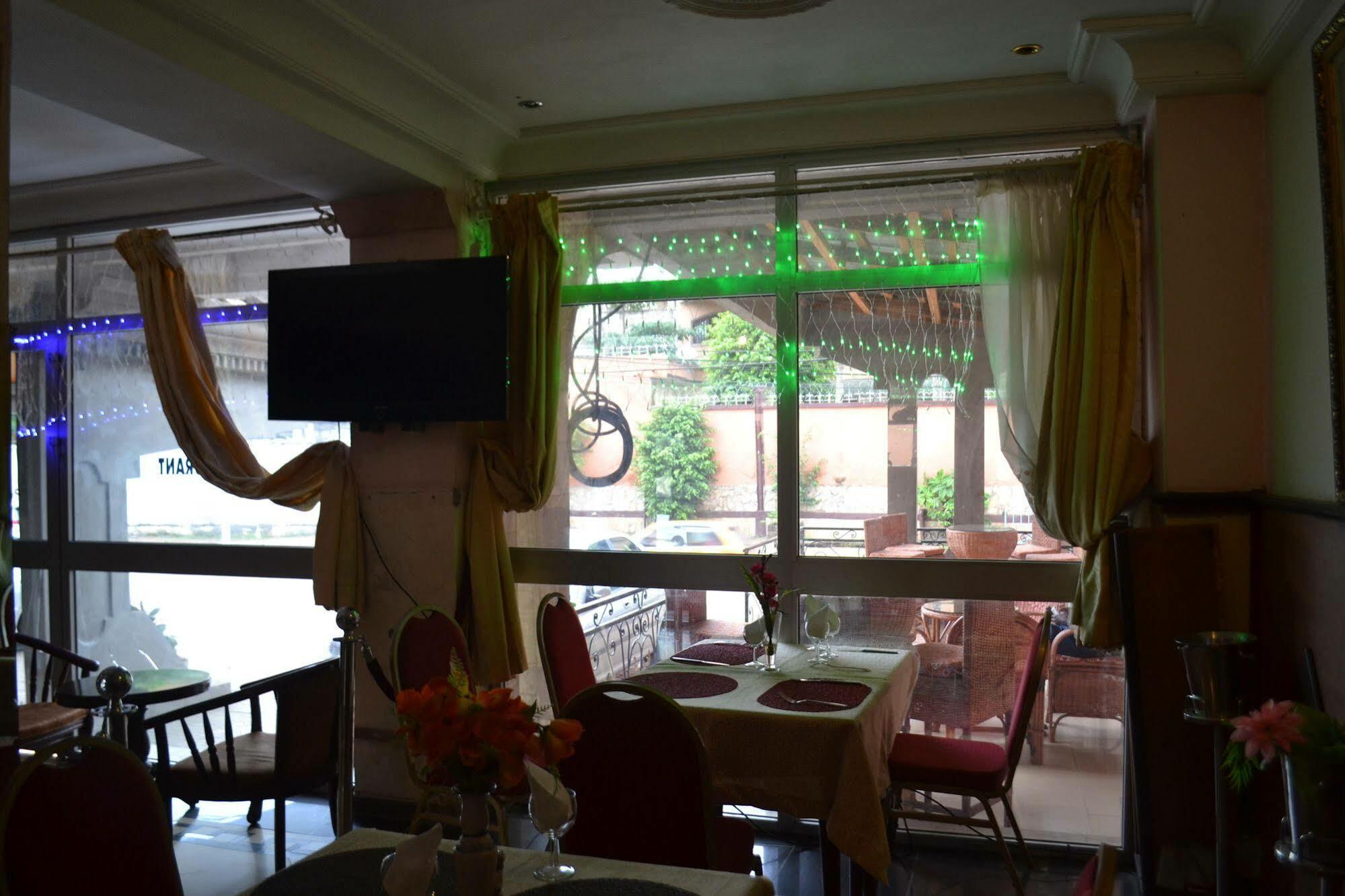 Hotel Le Diplomate Yaoundé Buitenkant foto